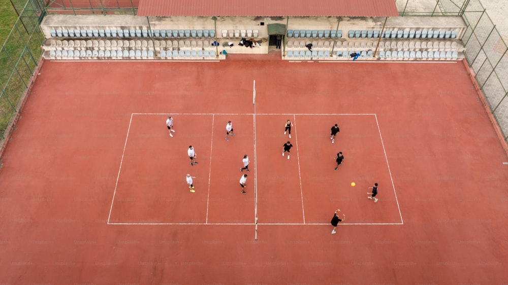 un gruppo di persone in piedi sopra un campo da tennis