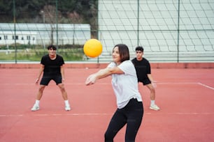Eine Gruppe junger Männer spielt eine Partie Volleyball