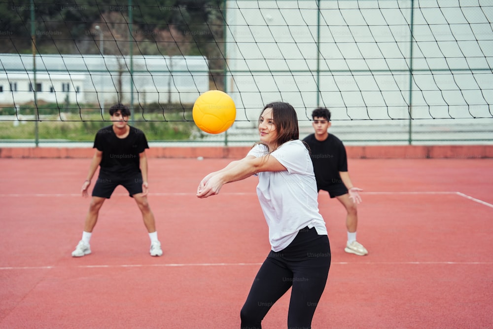 un grupo de jóvenes jugando un partido de voleibol