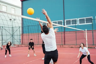 un grupo de personas jugando un partido de voleibol