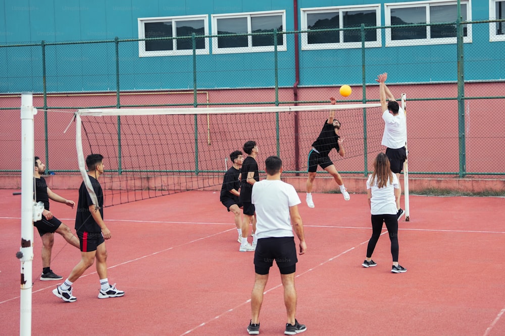 Un grupo de personas jugando un partido de tenis