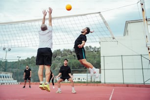 un grupo de hombres jugando un partido de voleibol