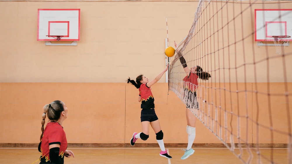 Eine Gruppe junger Mädchen spielt eine Partie Volleyball