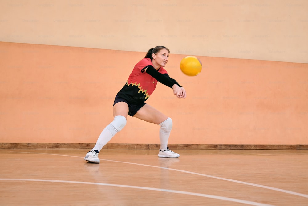Eine Frau spielt Volleyball auf einem Platz