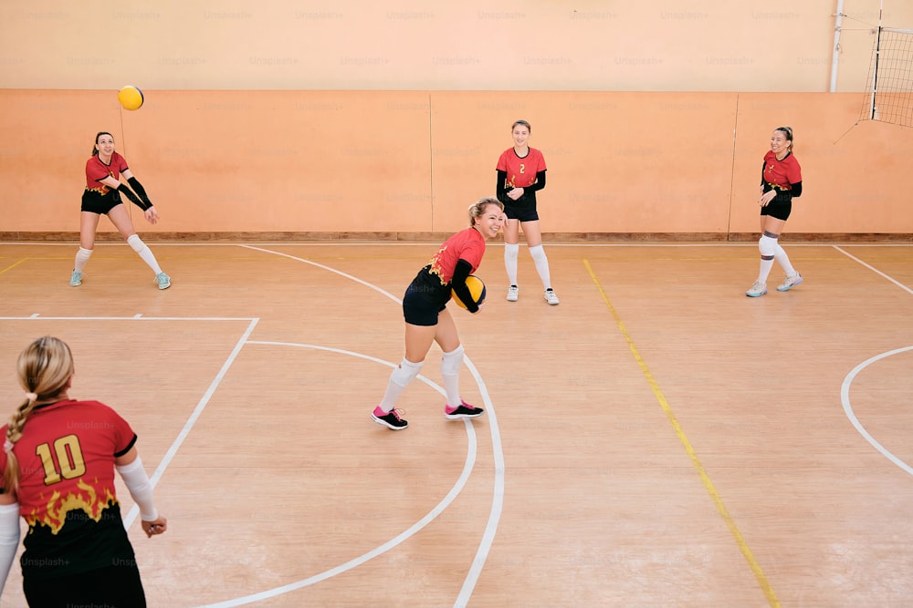 Eine Gruppe von Frauen spielt eine Partie Volleyball