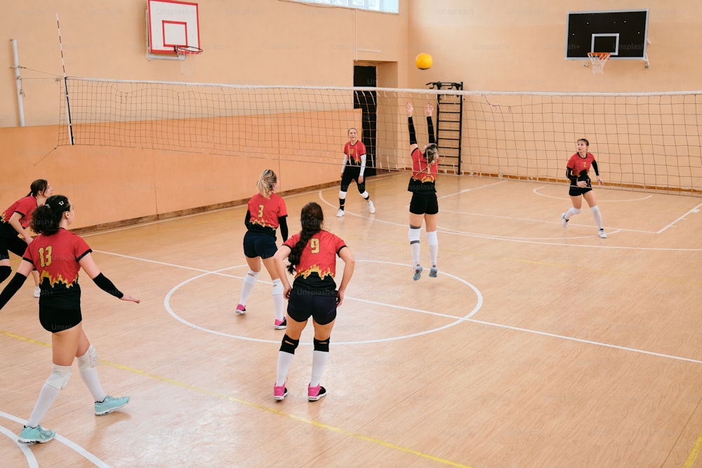 Eine Gruppe junger Frauen spielt eine Partie Volleyball