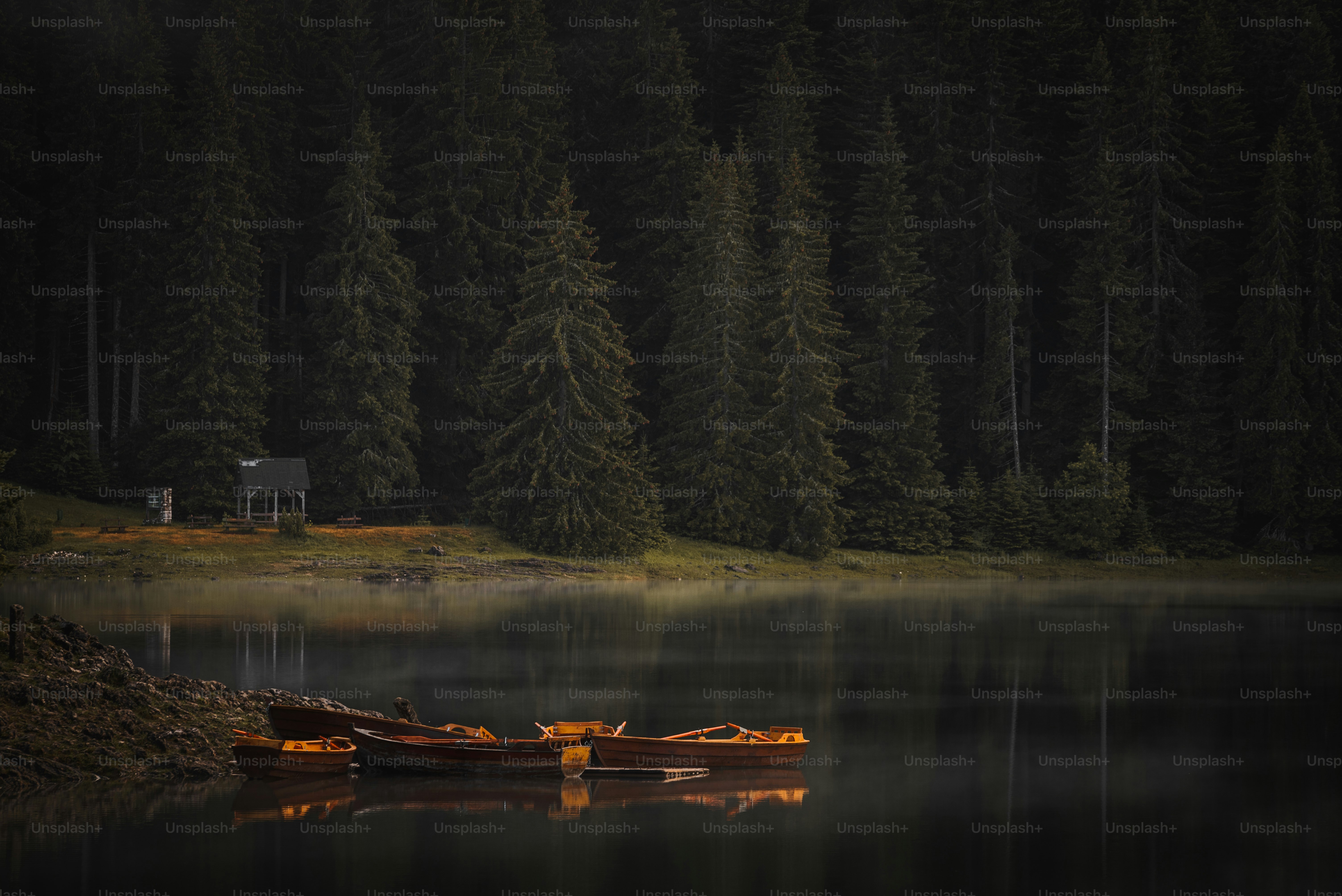 a couple of small boats floating on top of a lake