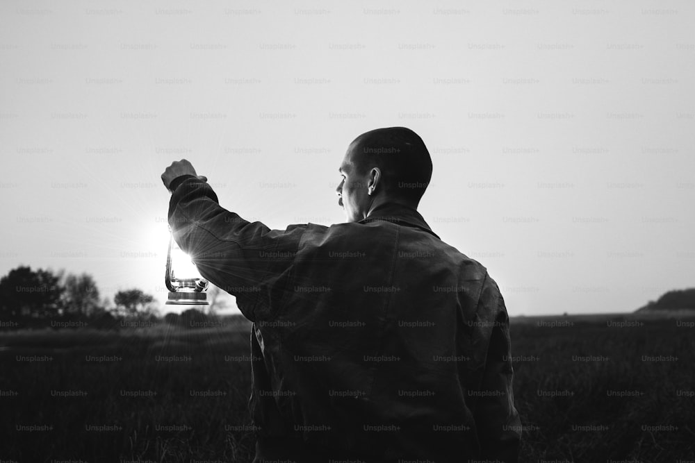 Un uomo sta facendo volare un aquilone in un campo