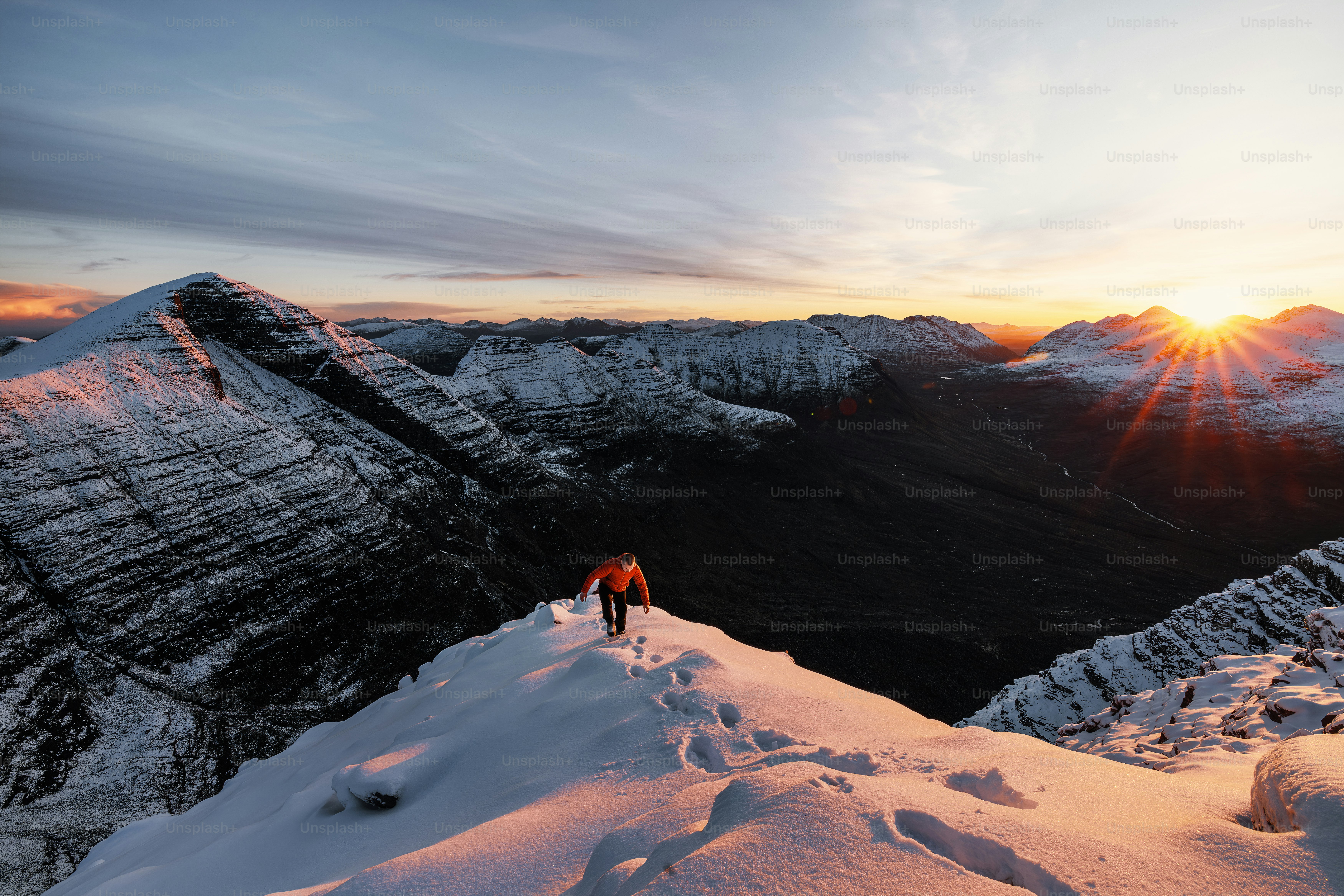 un paio di persone in piedi sulla cima di una montagna innevata