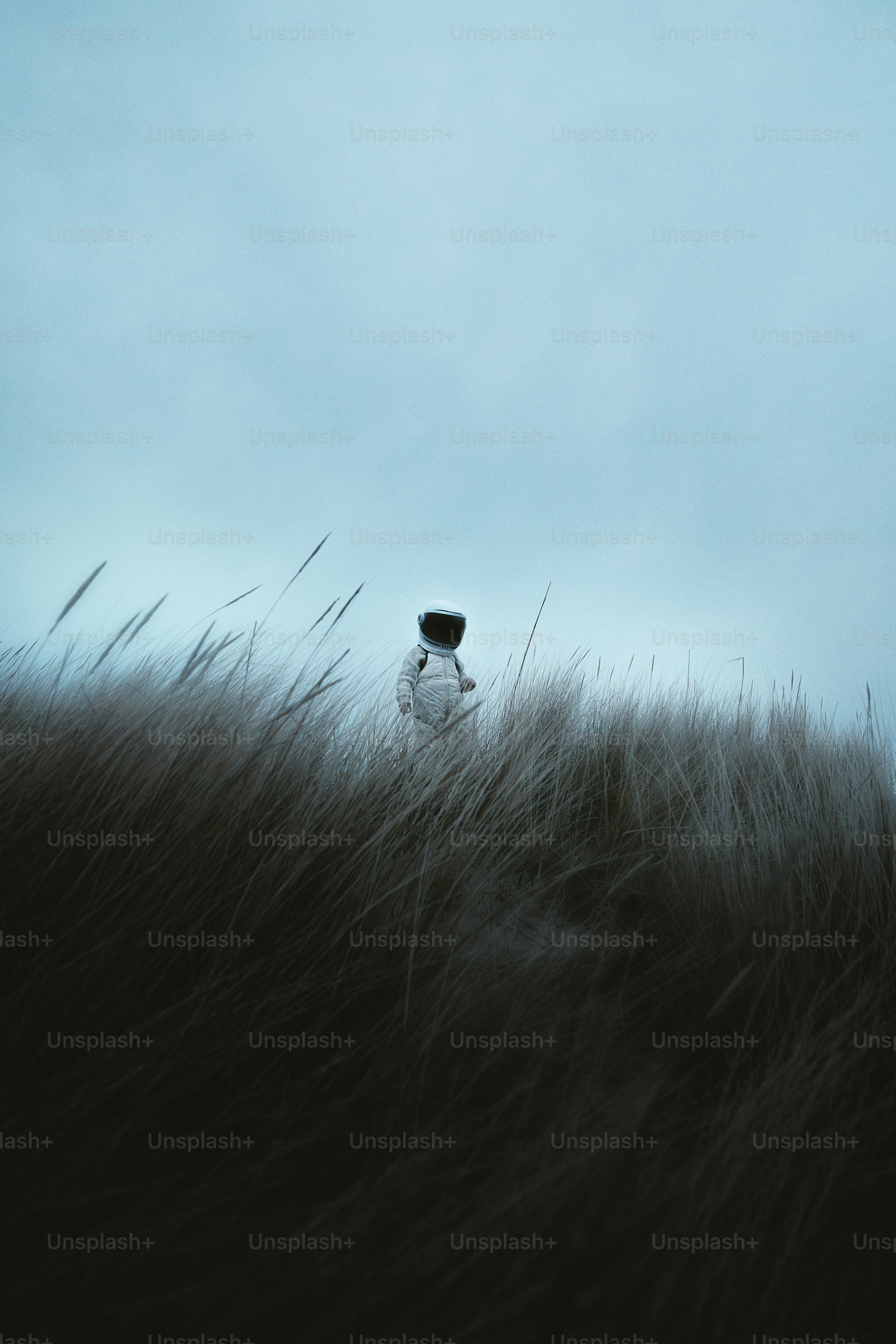 una persona parada en un campo con un sombrero en la cabeza