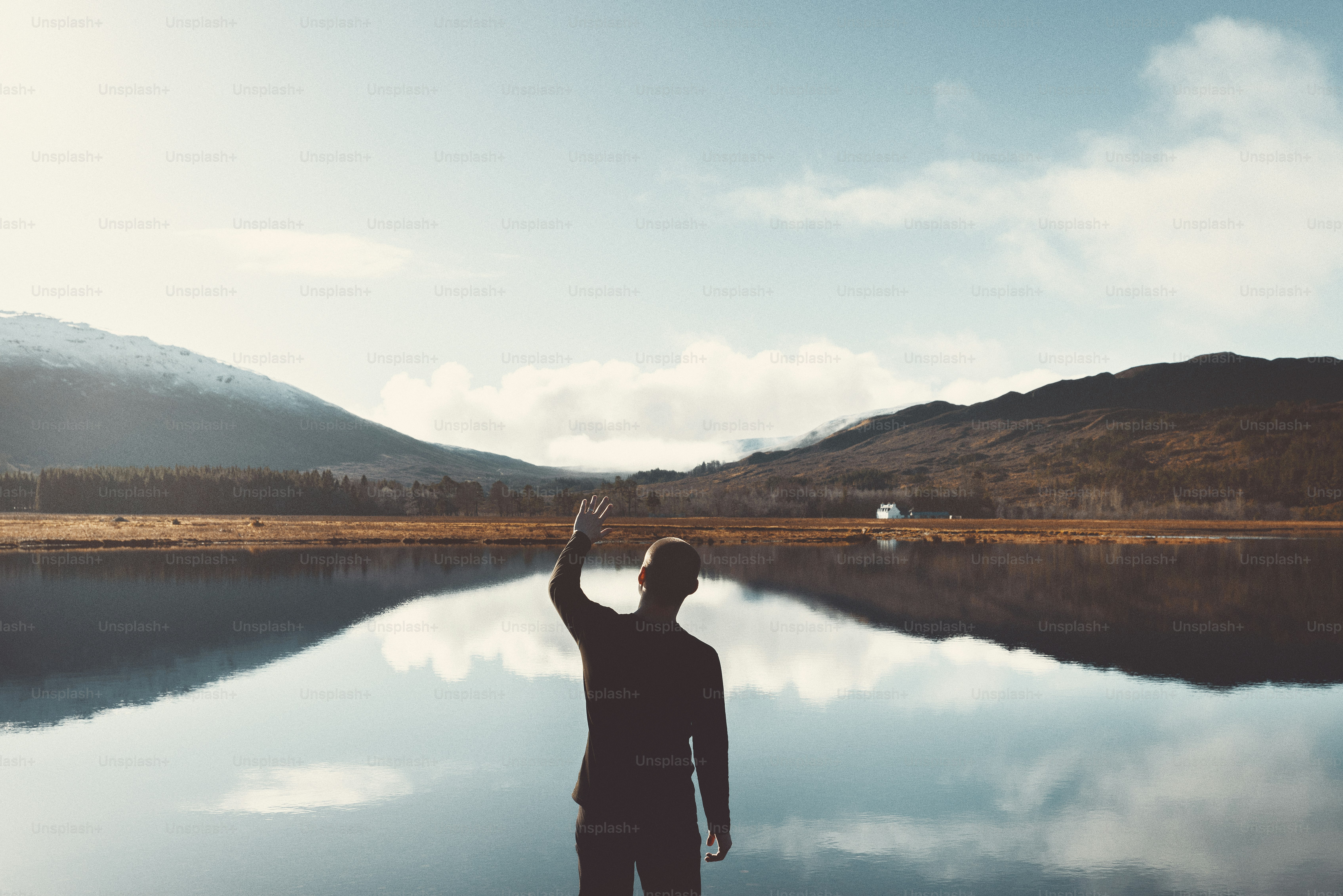 un homme debout devant un plan d’eau