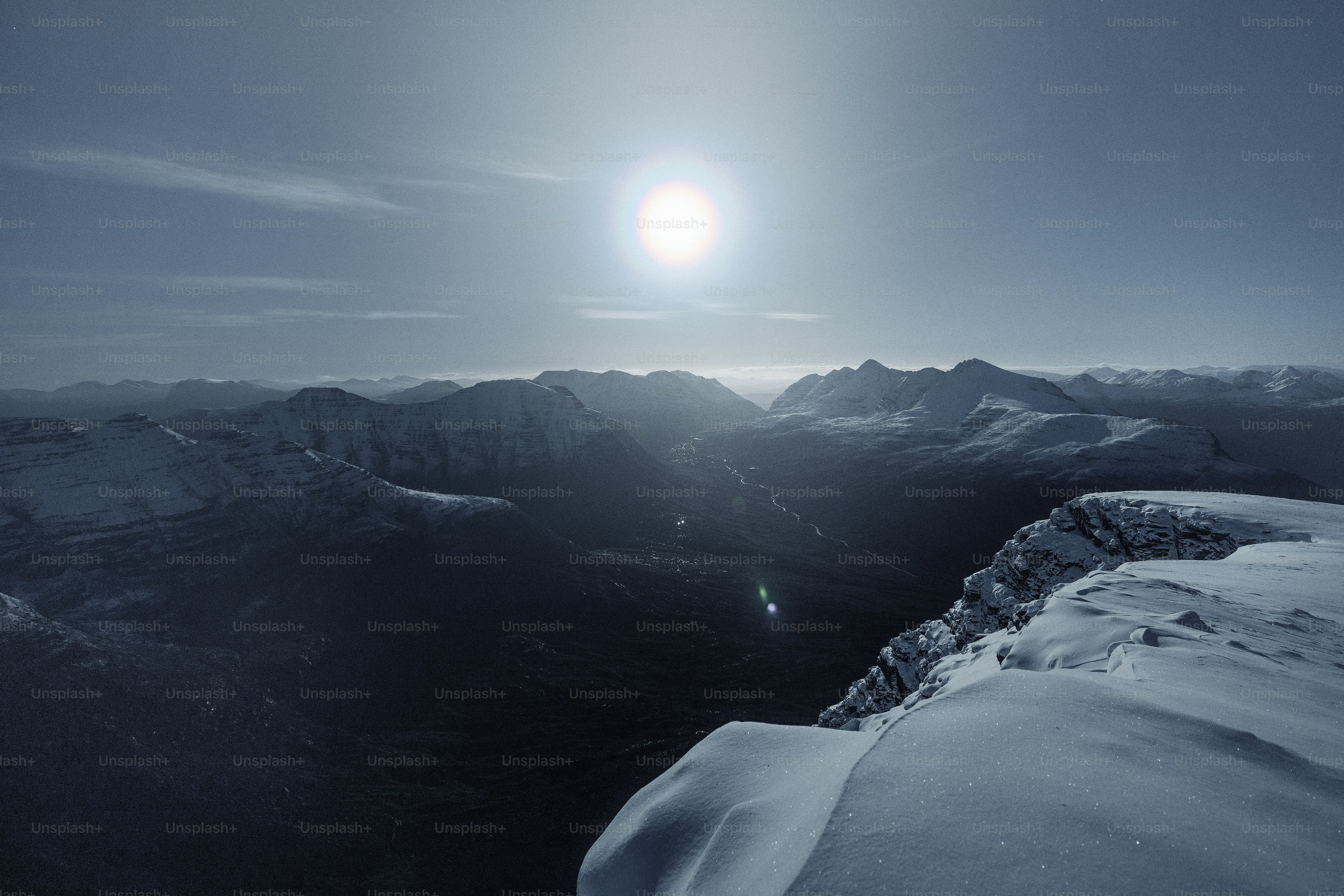 el sol brilla sobre una cordillera nevada