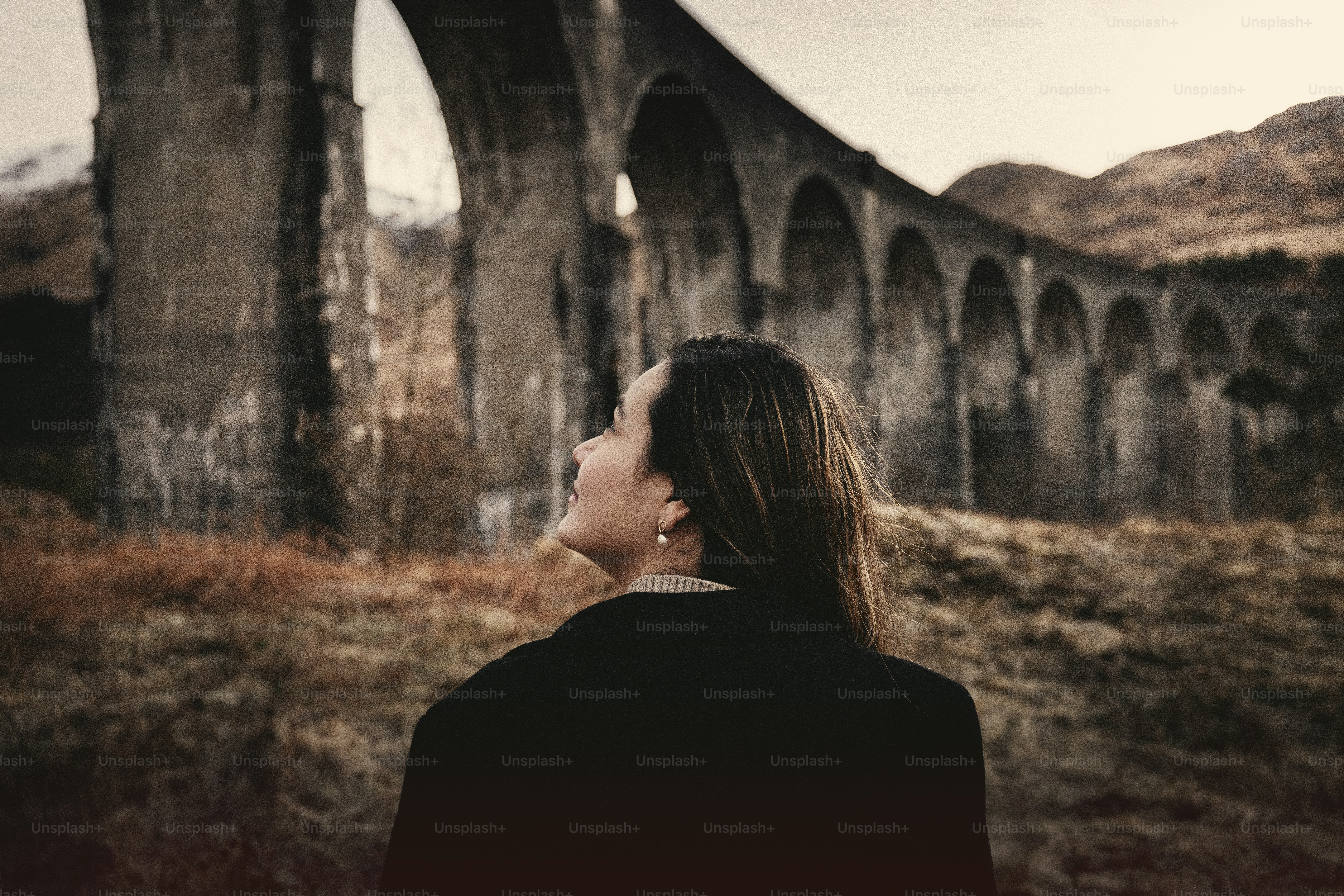 낡은 다리 앞에 서 있는 여자