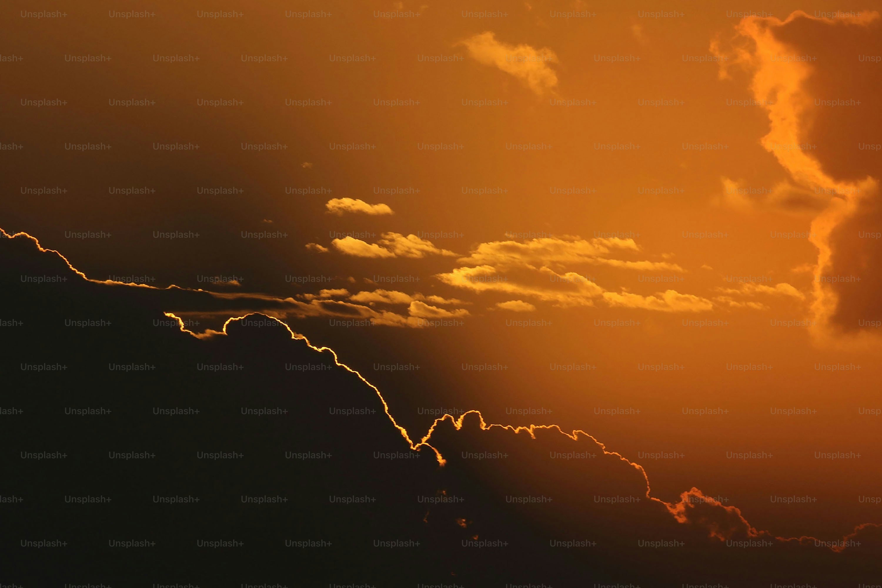 un avion volant dans le ciel au coucher du soleil