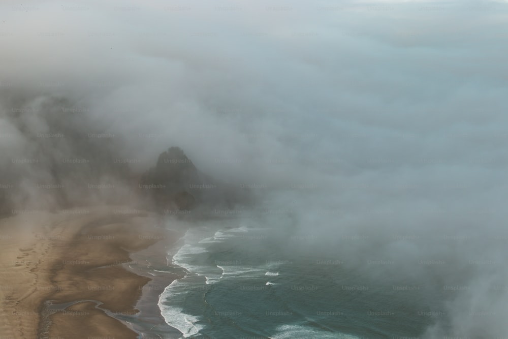 Eine Luftaufnahme eines Strandes und eines wolkenverhangenen Ozeans