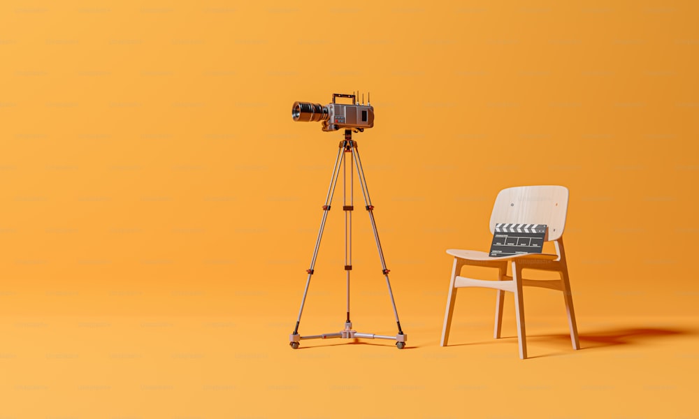 una silla y una cámara en un trípode
