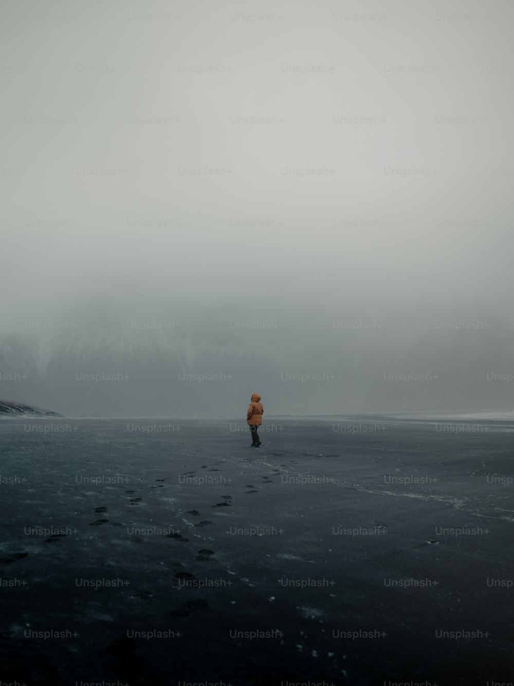 uma pessoa em pé no meio de um corpo de água
