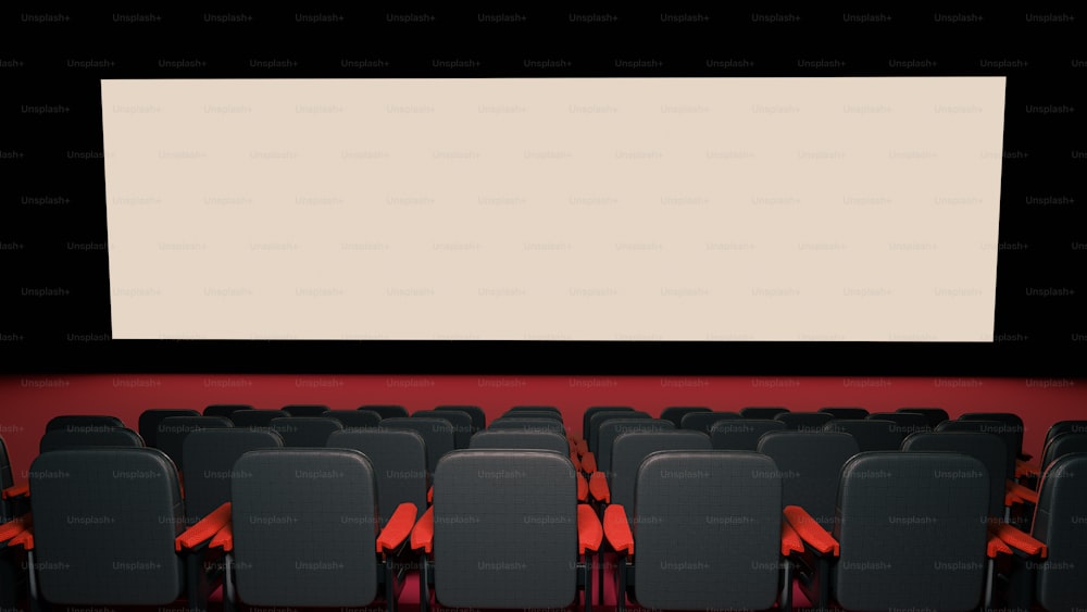 una fila de sillas vacías frente a una gran pantalla