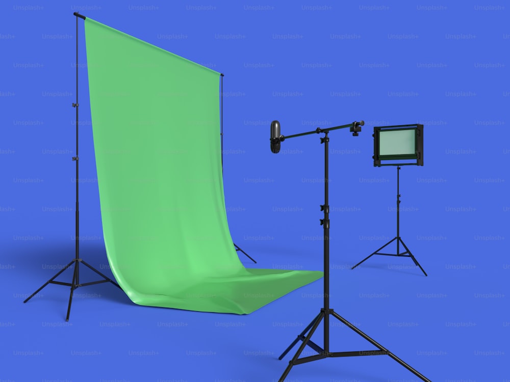 uma tela verde ao lado de uma câmera e um tripé