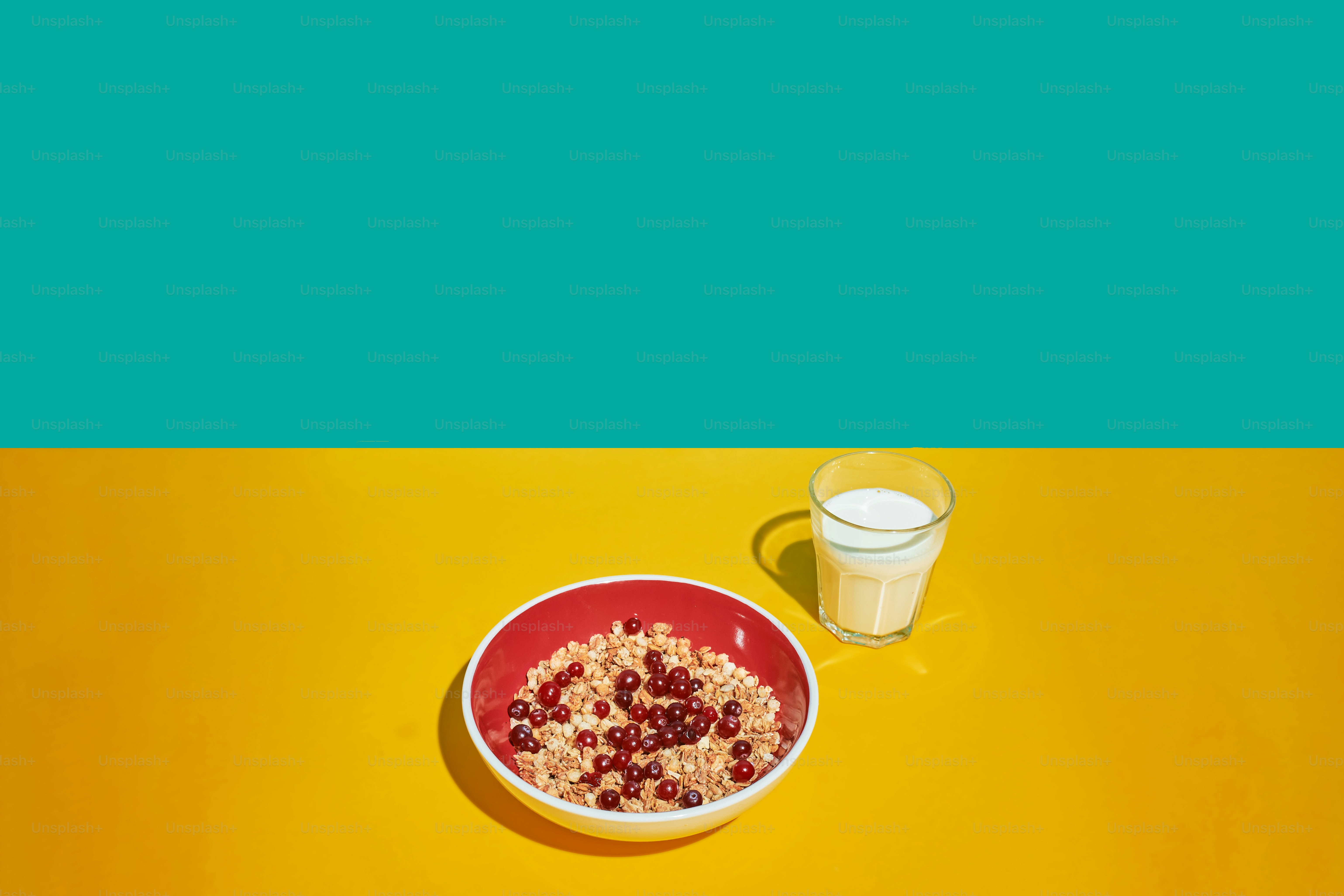 eine Schüssel Müsli neben einem Glas Milch