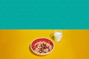 un bol de cereal junto a un vaso de leche