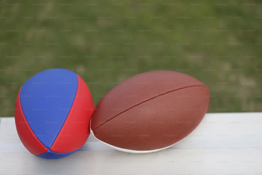 テーブルの上の2つのスポーツボールの接写