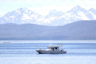 Un barco de pesca en medio de una gran masa de agua