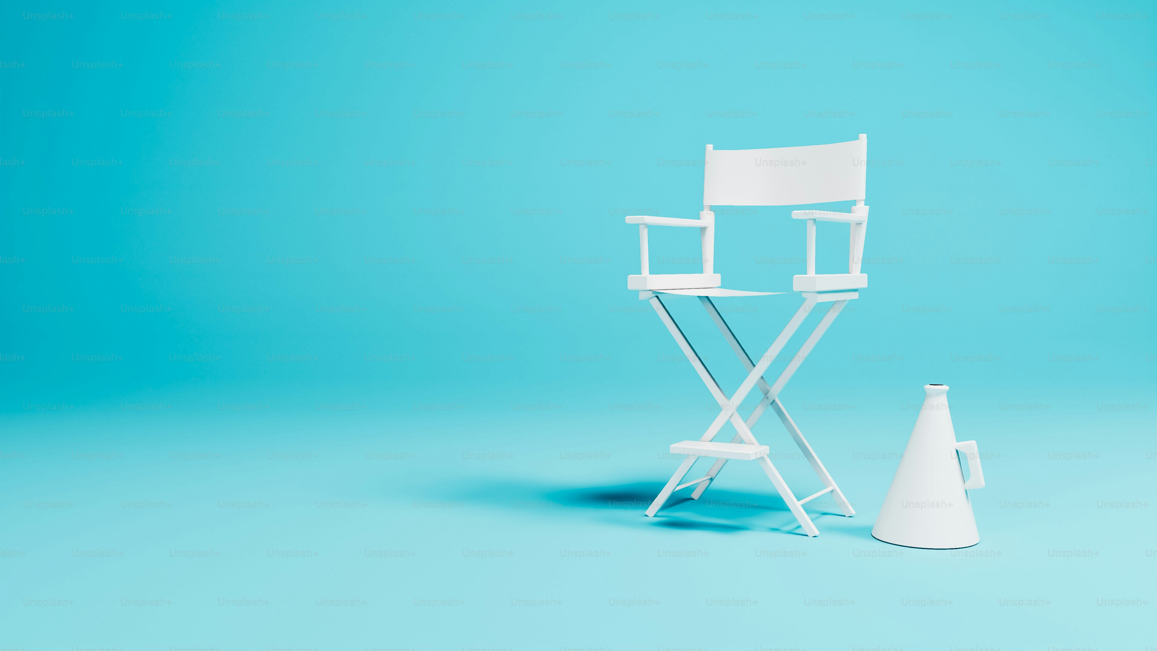 una silla blanca y un jarrón blanco sobre fondo azul