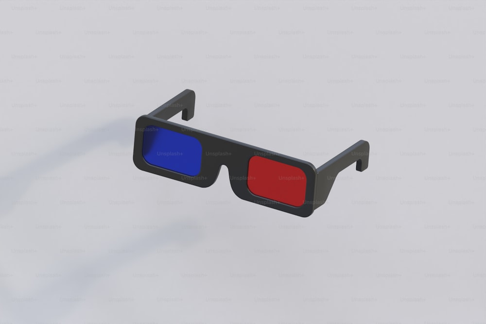 une paire de lunettes avec des lunettes rouges et bleues
