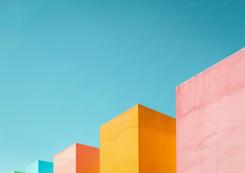 uma fileira de edifícios multicoloridos contra um céu azul