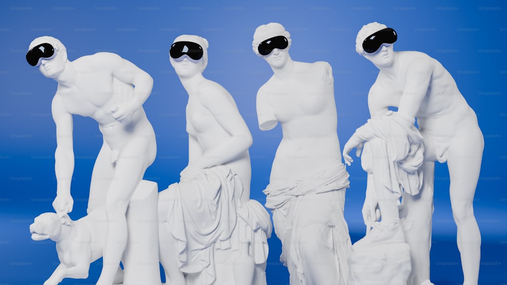 un gruppo di statue bianche con teste bendate