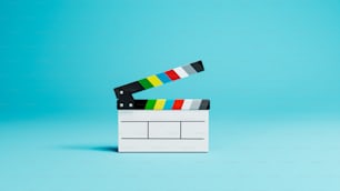 un badajo de película con una tira de película multicolor que sobresale de ella