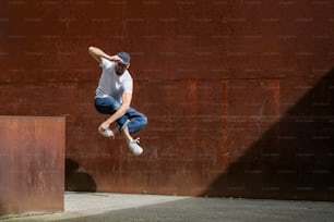 Um homem está fazendo um truque em um skate