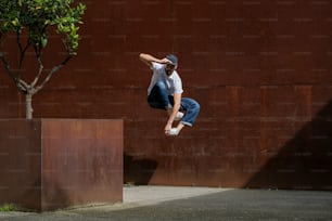 ein Mann, der beim Skateboardfahren durch die Luft fliegt