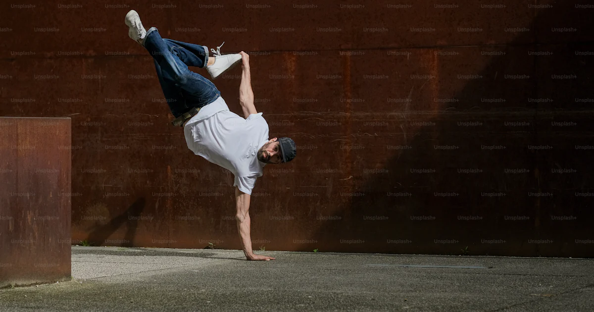 Breakdancing Handstand A man doing a handstand in front of a wall photo – Breakdance Image on ...