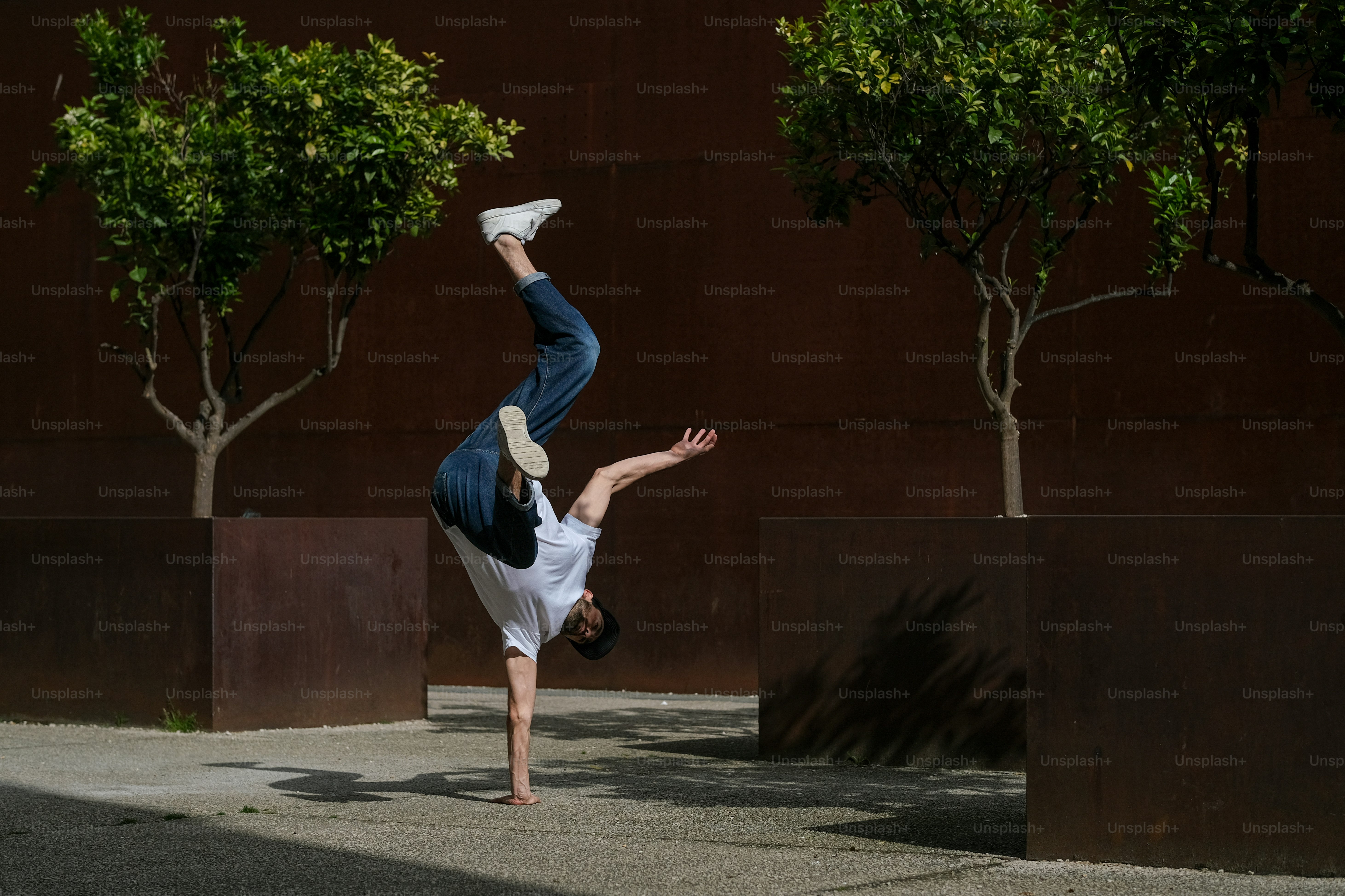 A man doing a handstand in front of a building photo – Urban Image on ...