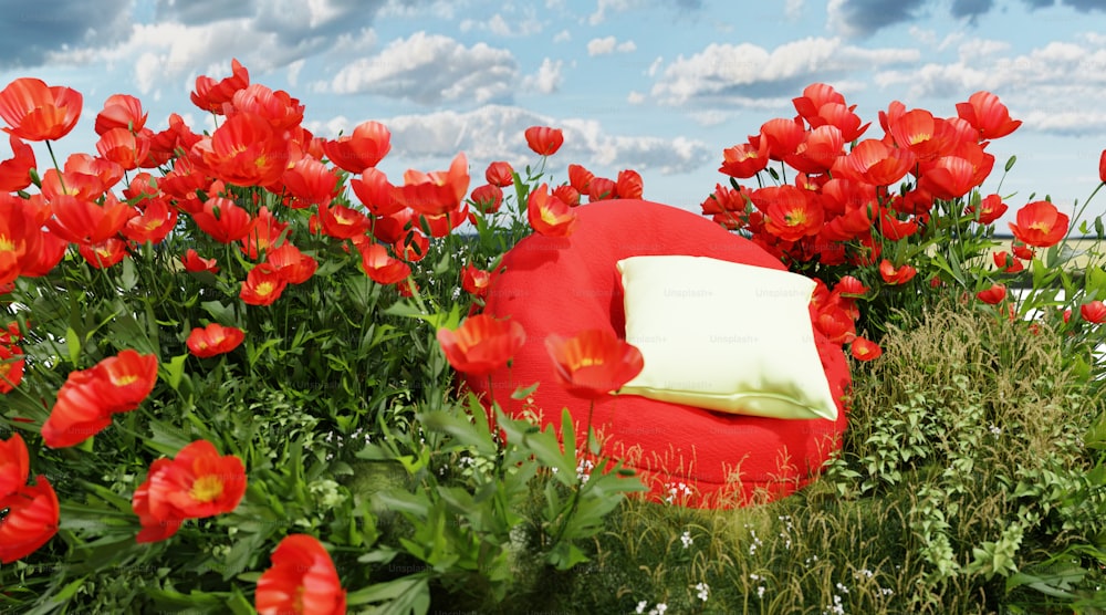 una silla roja sentada en un campo de flores rojas