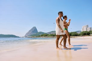 un hombre y una mujer de pie en una playa