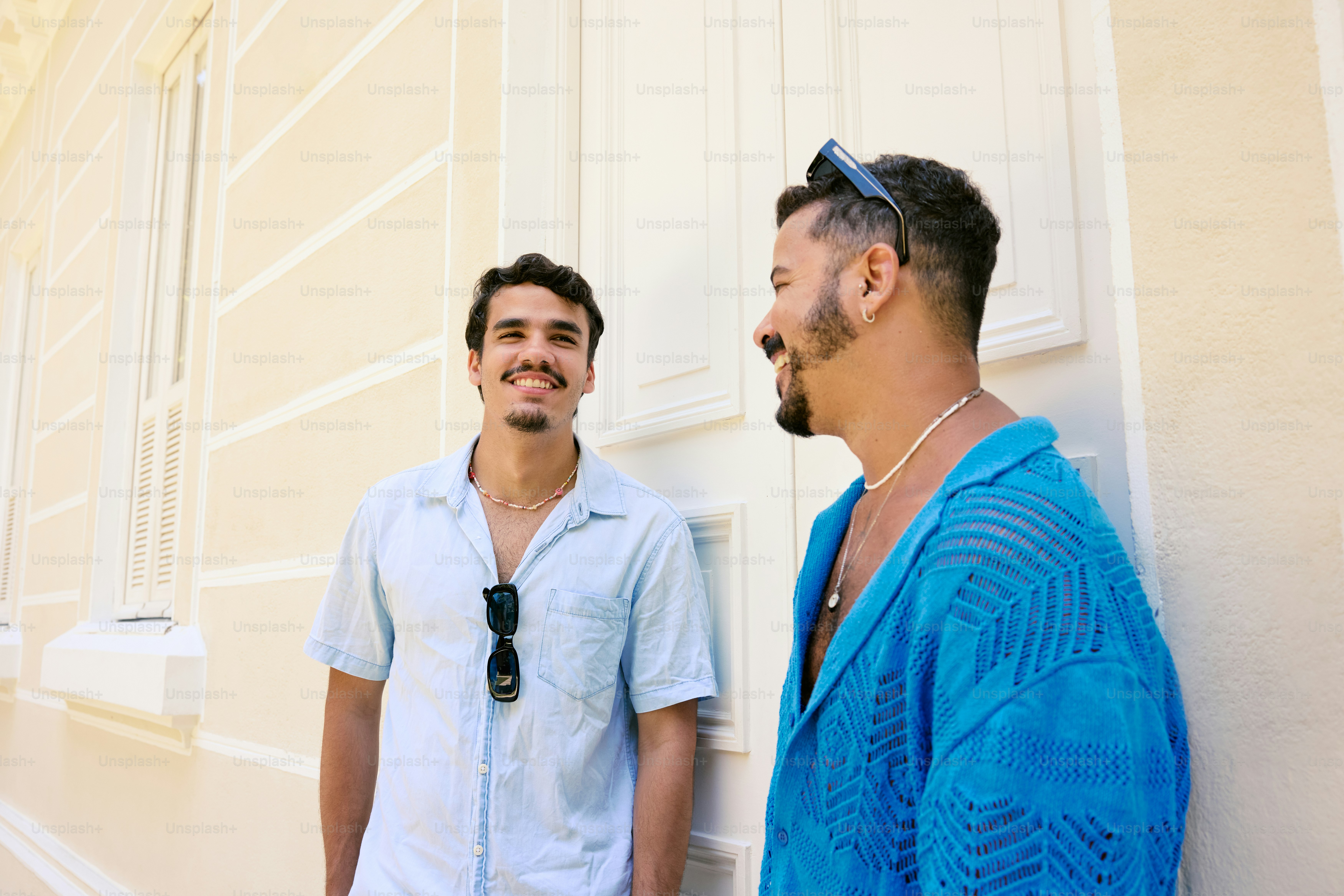 un couple d’hommes debout l’un à côté de l’autre