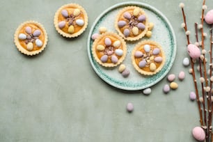 un piatto sormontato da mini torte ricoperte di caramelle