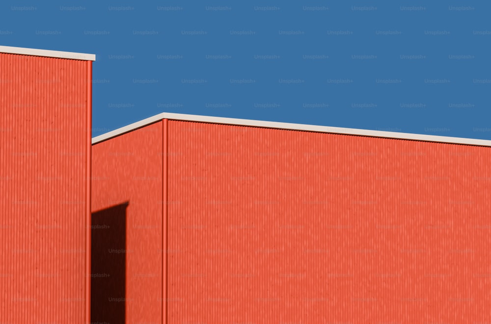 un edificio rosso con un cielo blu sullo sfondo
