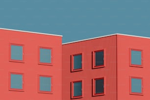 ein rotes Gebäude mit Fenstern und einer Uhr an der Seite