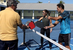 um homem e uma mulher jogando tênis em uma quadra de tênis