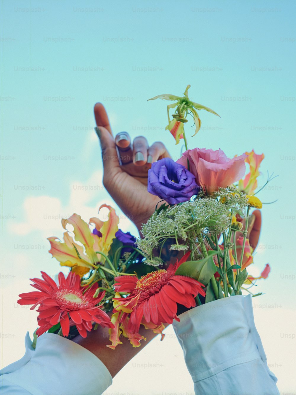 꽃다발을 들고 있는 여자의 손