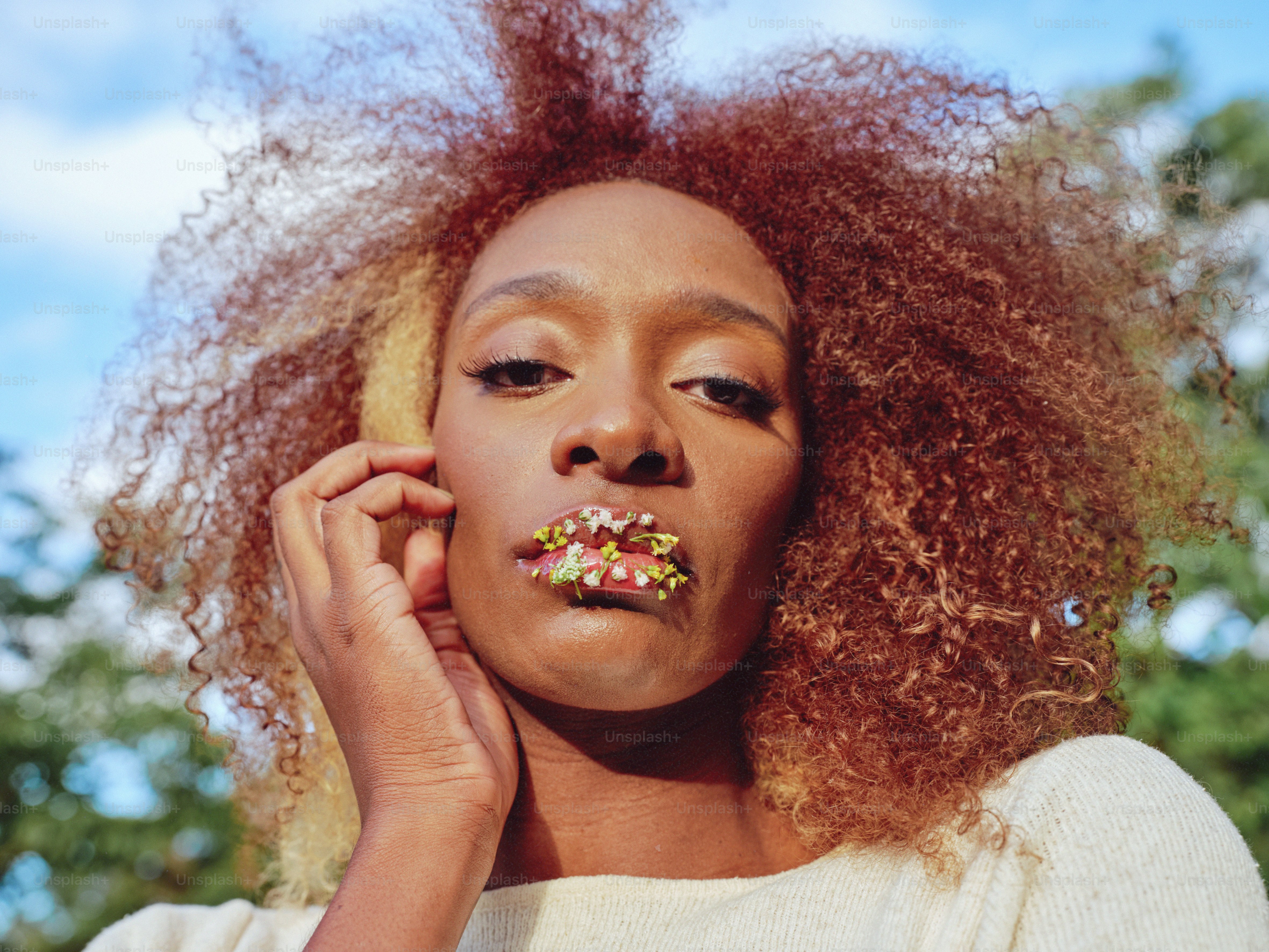 eine Nahaufnahme einer Person, die ein Handy in der Hand hält