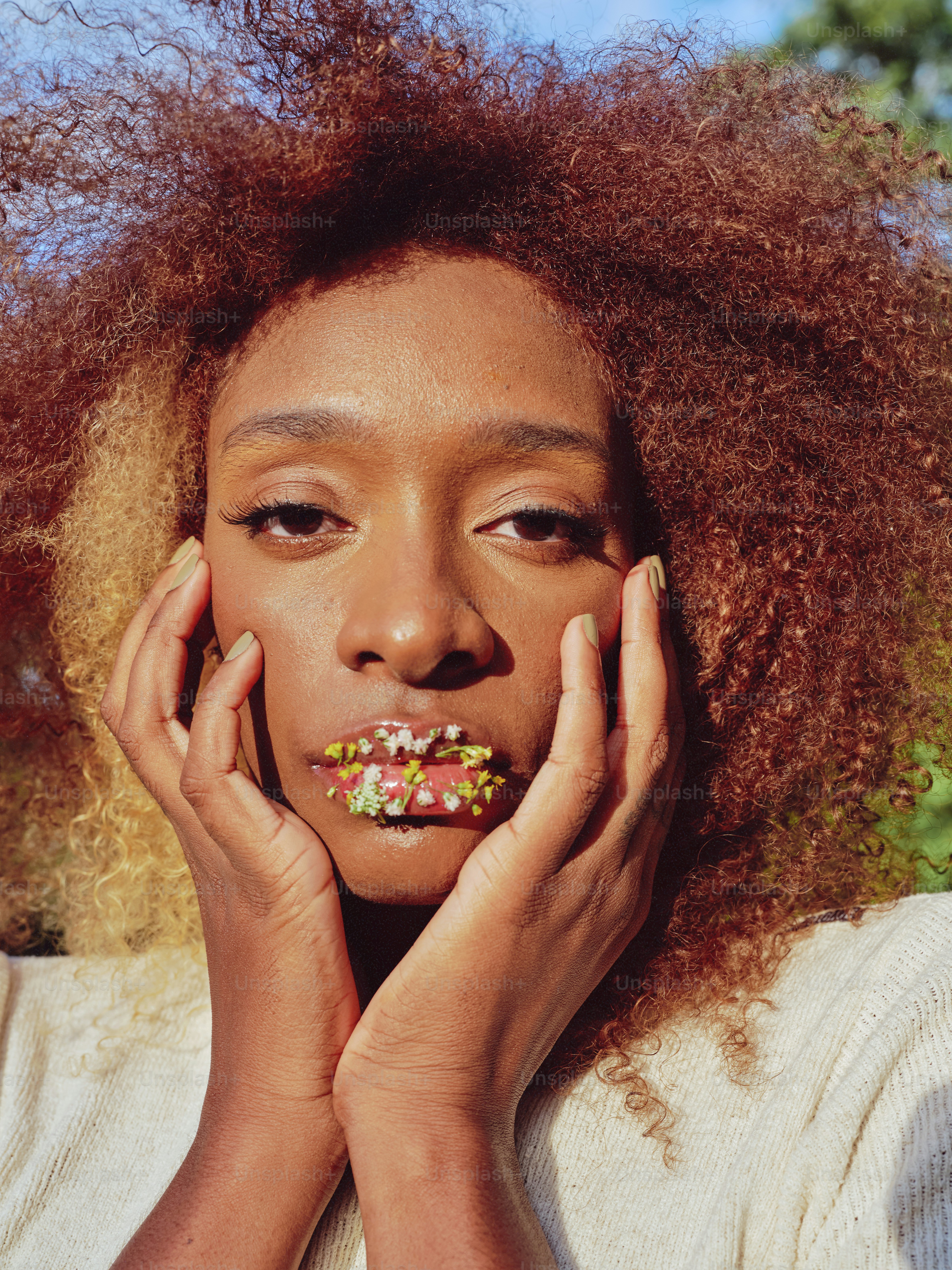 Eine Frau mit roten Haaren hält sich die Hände vors Gesicht