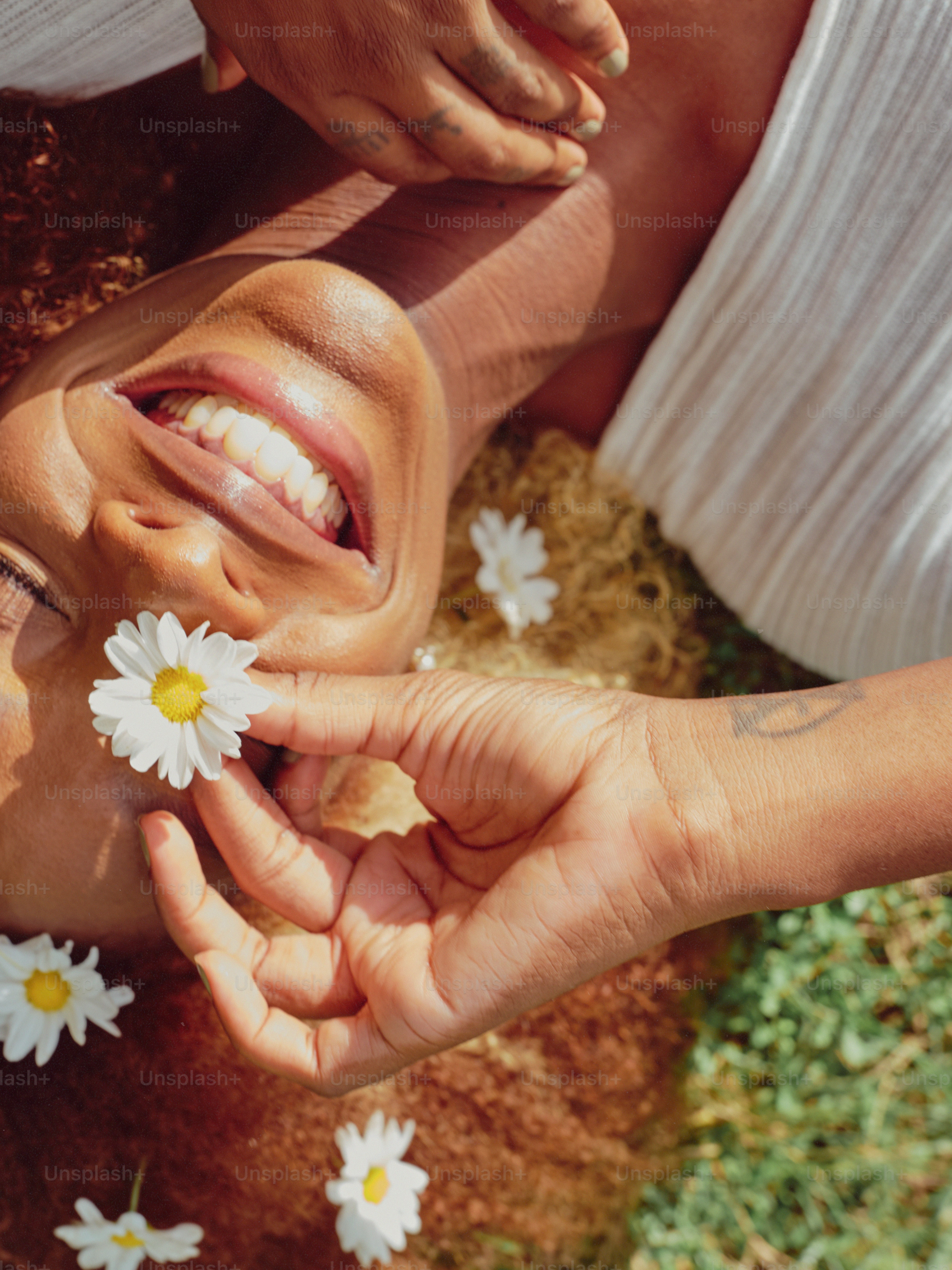 une femme tenant une fleur dans ses mains