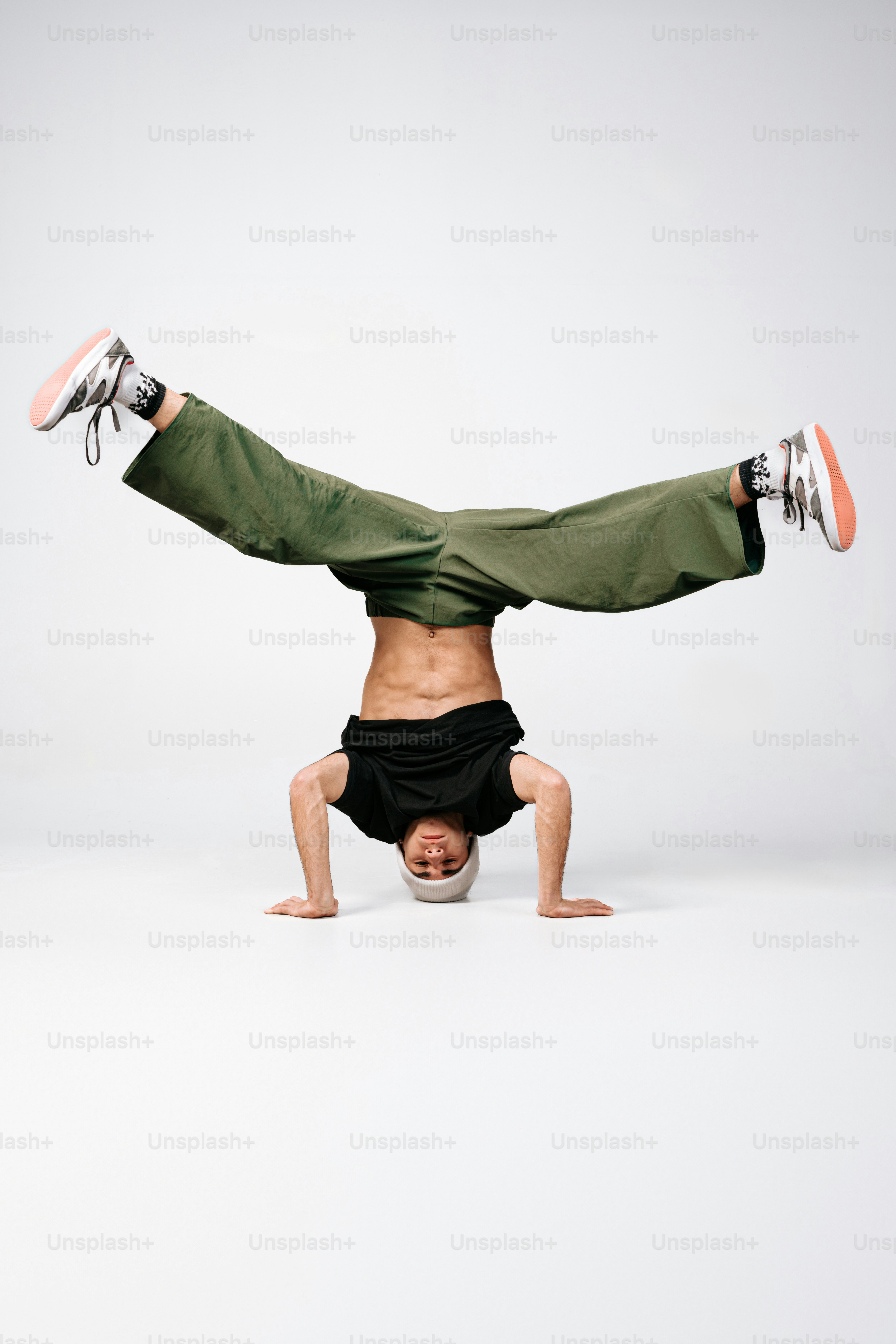 A man doing a handstand with a frisbee photo – Breakdance Image on Unsplash