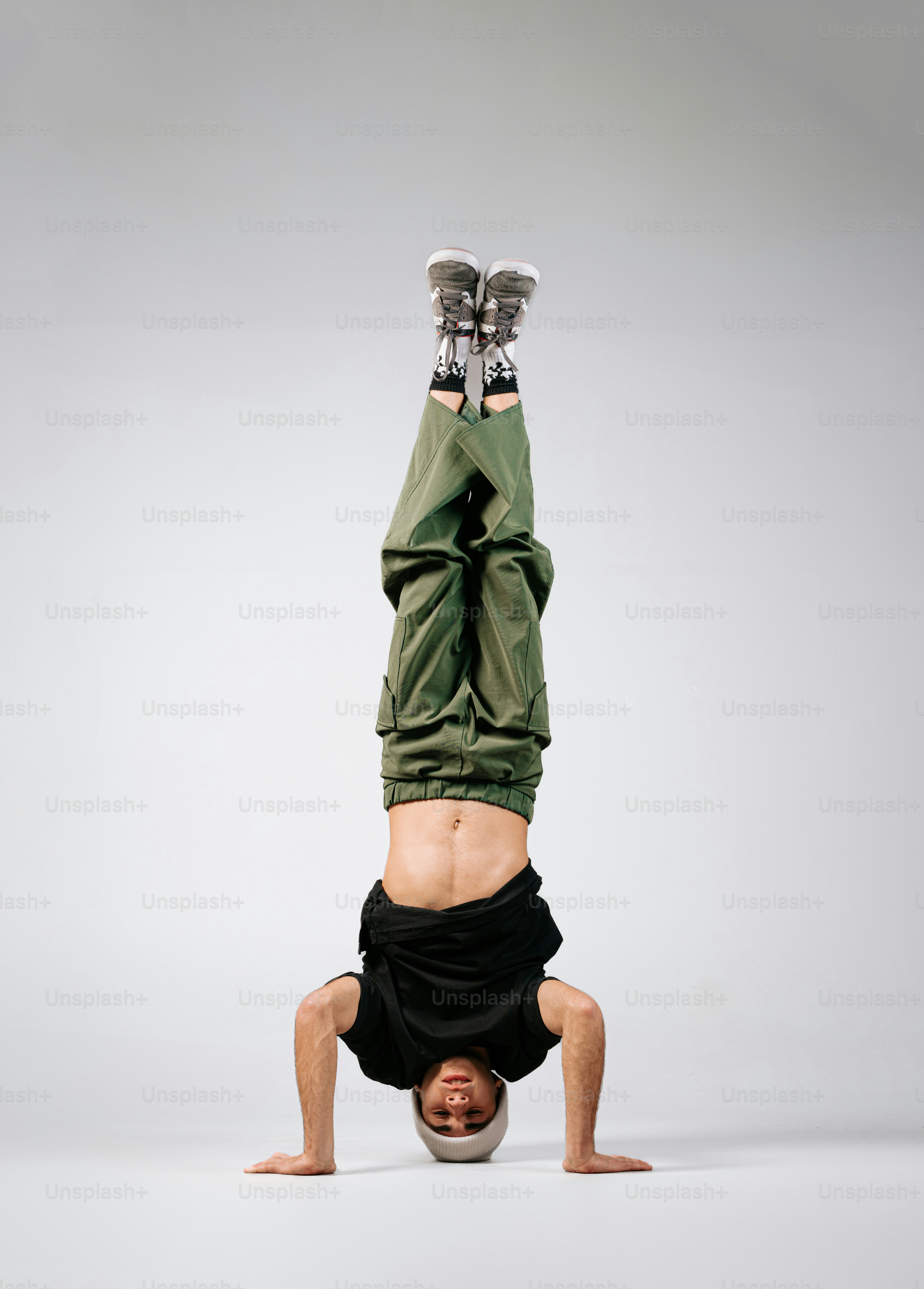 ein Mann, der einen Handstand auf seinem Kopf macht