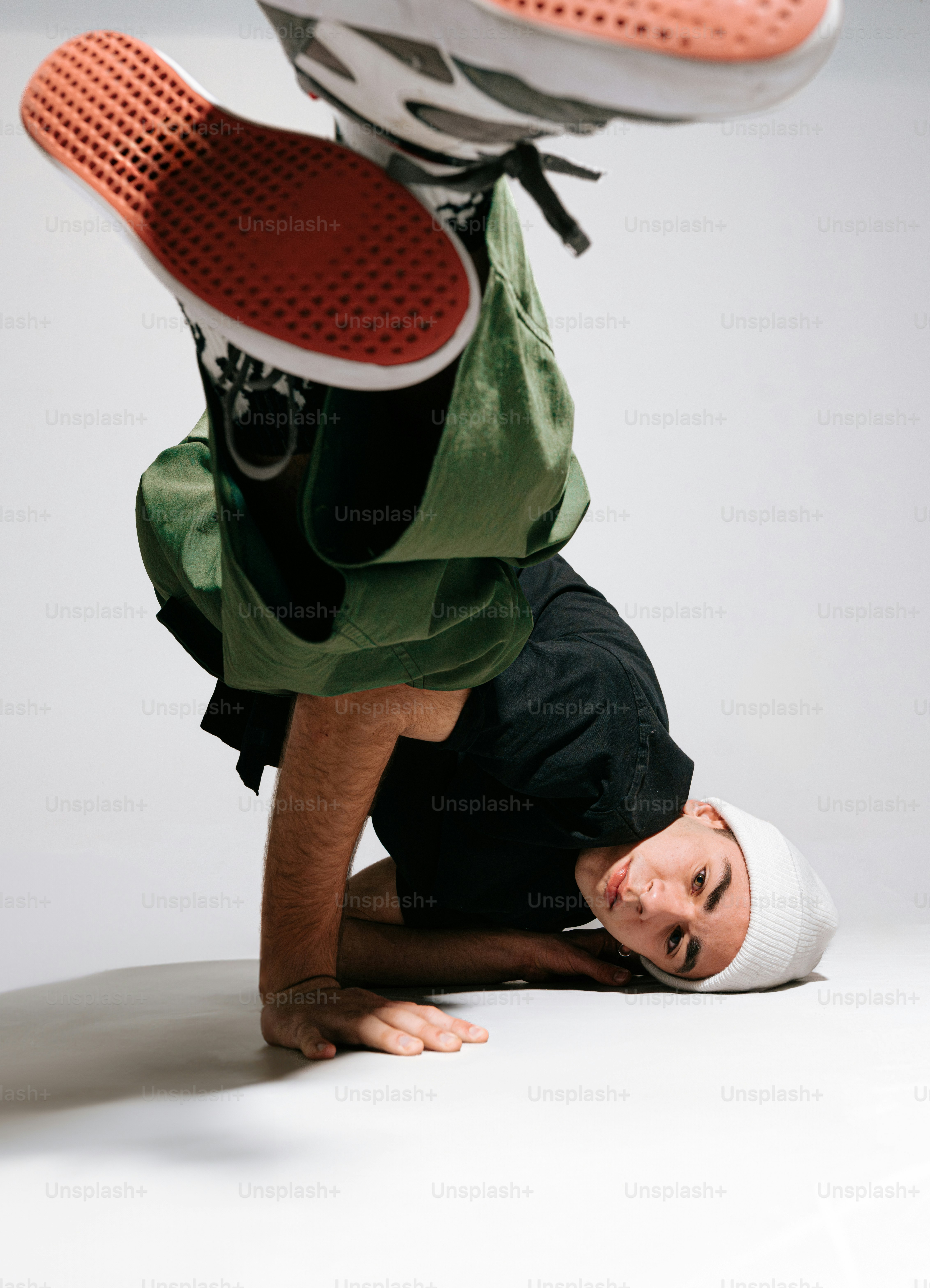 Ein Mann macht einen Handstand auf seinen Füßen